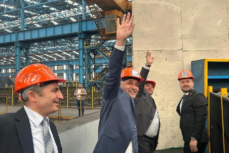 KARDEMİR işçilerine 3 bin lira zam Hak-İş Konfederasyonu Genel Başkan Yardımcısı ve Özçelik-İş Sendikası Genel Başkanı