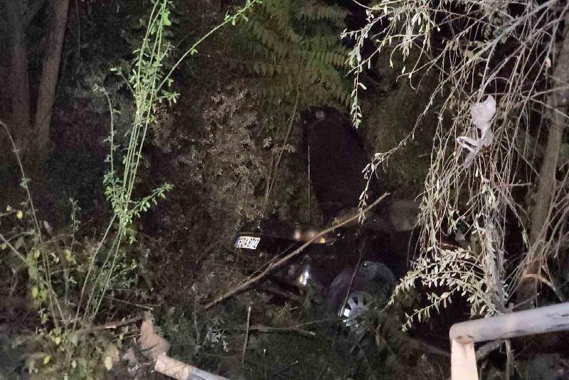 Karşı şeride geçerek korkulukları yıkıp şarampole uçtu Karabük’te yoldan çıkıp karşı şeride geçerek korkulukları deviren otomobil şarampole