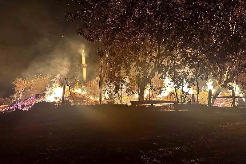 Kastamonu’daki köy yangınına müdahale sürüyor: 5 ev küle döndü Kastamonu’nun Pınarbaşı ilçesine bağlı bir köyde çıkan yangında alevlere teslim