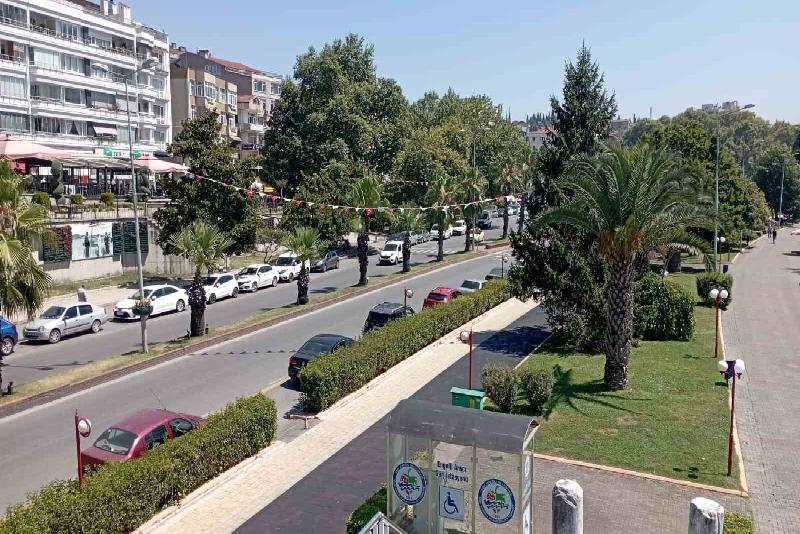 Karadeniz Ereğli’de sıcak hava nedeniyle sahil boş kaldı. Hava sıcaklığının