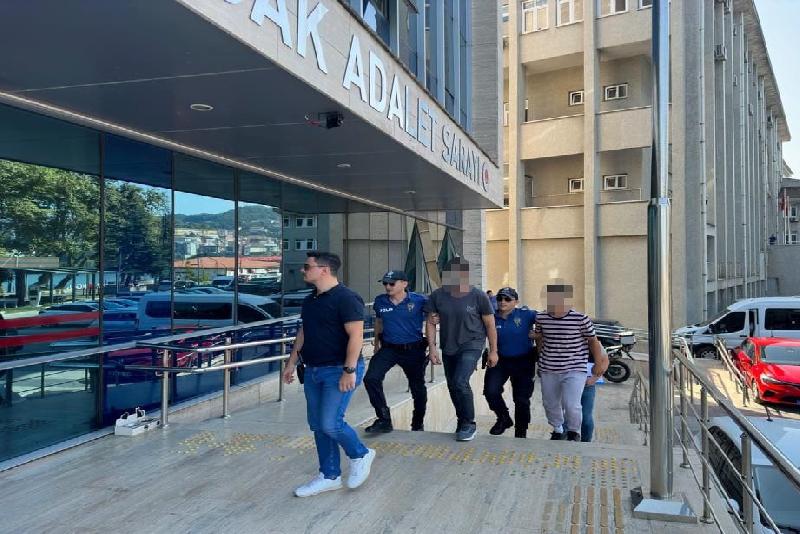 Kendilerini banka görevlisi olarak tanıtıp 120 bin lira dolandıran 2 kişi tutuklandı Zonguldak’ta kendilerini banka görevlisi olarak tanıtarak bir vatandaşı 120 bin