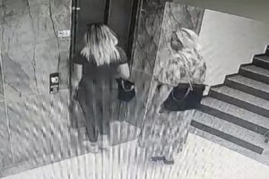 Bolu’da önceden keşif yaptıkları bir apartmana ellerini kollarını sallayarak giren