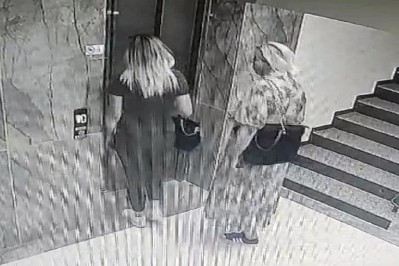 Keşif yaptıkları apartmandan ayakkabı çaldılar Bolu’da önceden keşif yaptıkları bir apartmana ellerini kollarını sallayarak giren