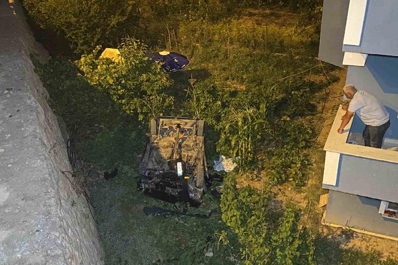 Kastamonu’da sürücüsünün direksiyon hakimiyetini kaybettiği otomobil, 7 metre yükseklikteki istinat