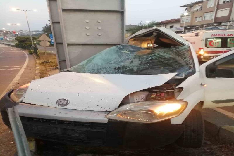 Kontrolden çıkan otomobil üst geçit direğine çarptı:1 yaralı Zonguldak’ın Alaplı ilçesinde kontrolden çıkan otomobilin üst geçide çarpması sonucu