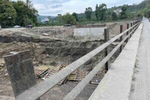 Alaplı’da 15 köye giden yoldaki Çatak köprünün demirleri her gün