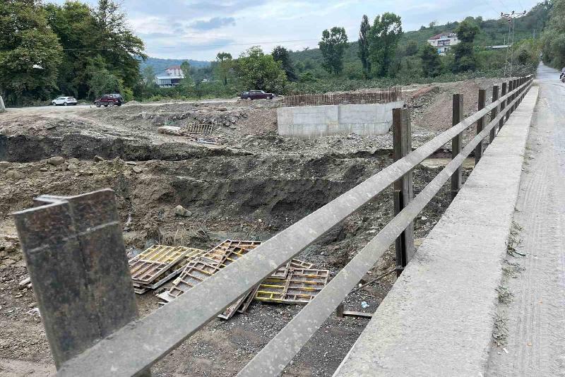 Köprünün demirlerini çaldılar Alaplı’da 15 köye giden yoldaki Çatak köprünün demirleri her gün