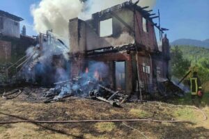 Kastamonu’nun Tosya ilçesinde bir köyde çıkan yangında 2 ev kullanılmaz