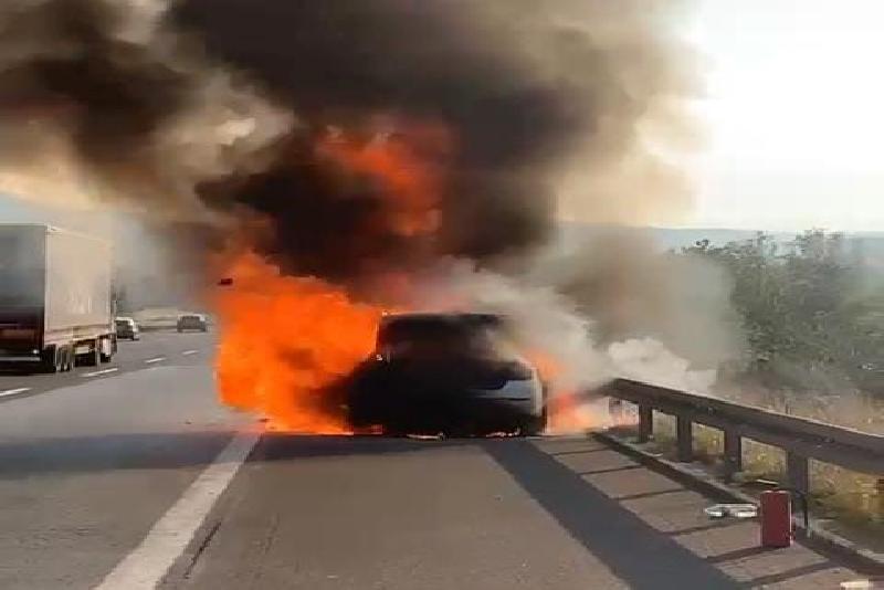 Lüks araçtan geriye hurda yığını kaldı TEM Otoyolu’nun Bolu geçişinde İstanbul istikametinde seyreden lüks otomobil alev