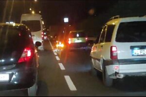 100 Karayolunda aşırı hızla ilerleyen sürücünün hareketleri yürekleri ağızlara getirdi.