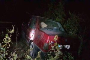 Karabük’te önündeki araca çarpmamak için manevra yapan otomobil, kontrolünden çıkarak