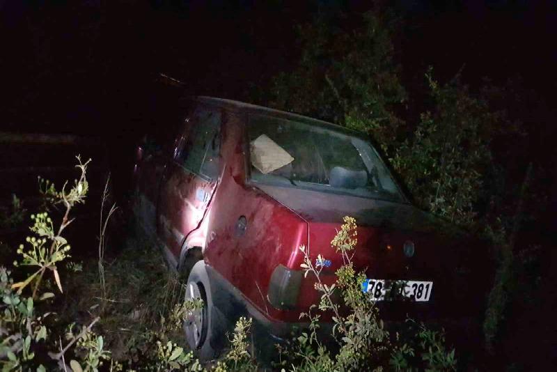 Otomobil bariyeri aşıp şarampole uçtu: 1 yaralı Karabük’te önündeki araca çarpmamak için manevra yapan otomobil, kontrolünden çıkarak