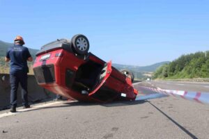 TEM Otoyolu’nun Bolu geçişinde sürücüsünün direksiyon hakimiyetini kaybettiği otomobil bariyerlere