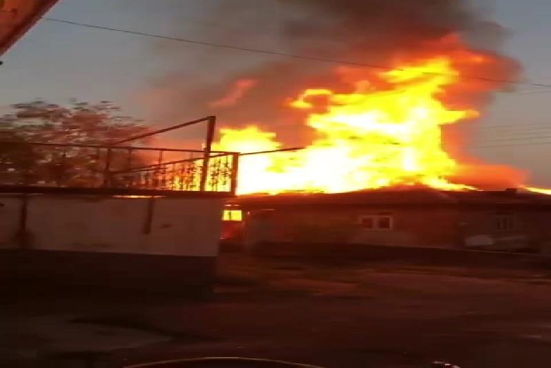 Prizde unutulan şarj aleti evi yaktı Zonguldak’ın Ereğli ilçesine bağlı Öğberler köyünde prizde takılı unutulan şarj