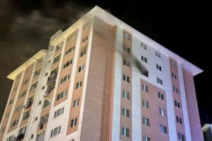 Kastamonu’da bir sitede bulunan apartmanın 9. katında prizde unutulan ütüden