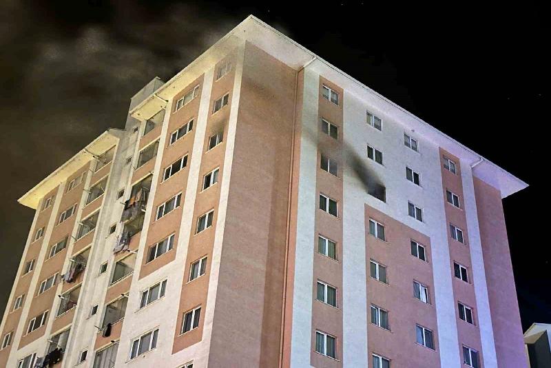 Kastamonu’da bir sitede bulunan apartmanın 9. katında prizde unutulan ütüden