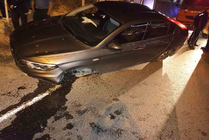 Refüje çarpan aracın lastikleri koptu Zonguldak’ın Alaplı ilçesinde meydana gelen trafik kazasında otomobilin lastikleri koptu.