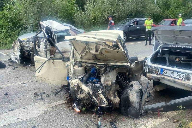 100 Karayolu Döngelli mevkiinde 3 aracın karıştığı kazada araç refüjü