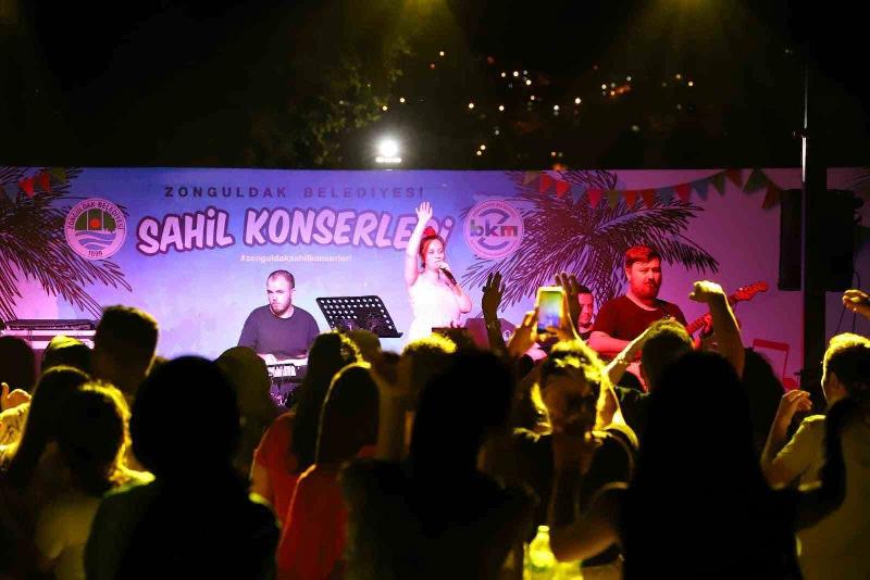 Sahil konserleri yoğun katılım altında başladı Zonguldak Belediyesi tarafından düzenlenen sahil konserlerinin ilk gününde yerel sanatçı
