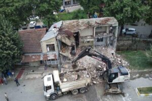 DÜZCE(İHA) – Düzce’nin Cumayeri ilçe merkezinden geçen Cumayeri deresinde kenarında