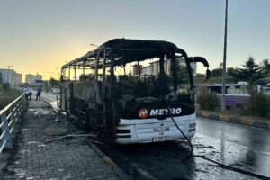 Kastamonu’da seyir halindeki yolcu otobüsü, alev alev yandı. Yanan otobüsten
