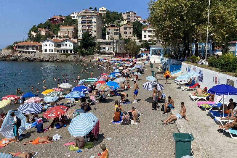 Zonguldak’ta hava sıcaklığının 29 dereceye yükselmesinin ardından vatandaşlar Kapuz Plajı’na