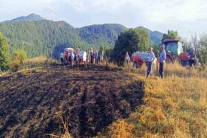 Bolu’nun Mudurnu ilçesinde 10 dönümlük buğday tarlasında çıkan yangını söndürmek