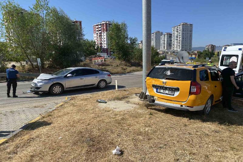 Kastamonu’da ticari taksi ile otomobilin kavşakta çarpışması neticesinde meydana gelen