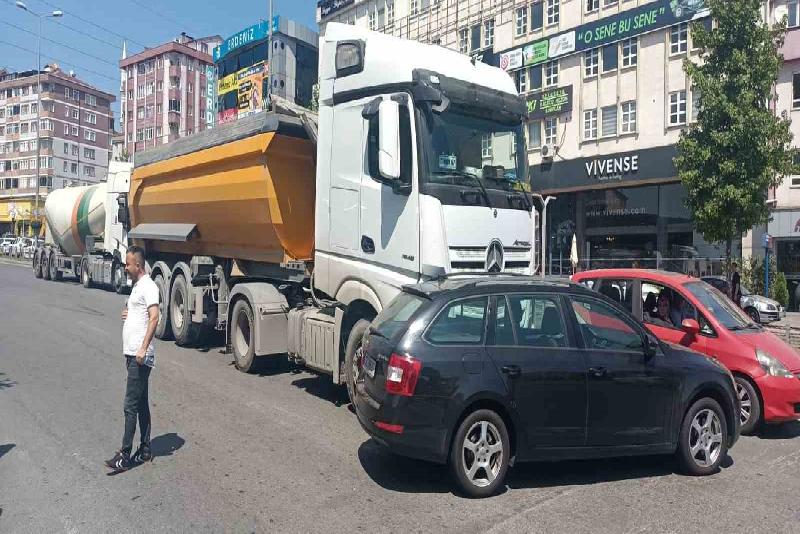Zonguldak’ın Ereğli ilçesinde meydana gelen trafik kazasında bir tır, şerit