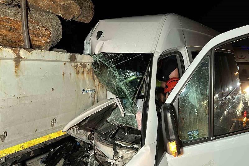 Düzce’de tomruk yüklü tıra arkadan çarpan minibüste 1 kişi öldü,