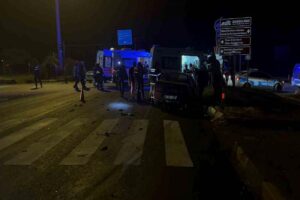 Zonguldak’ta trafik ışıklarında meydana gelen kazada 3 kişi yaralandı. Kaza,