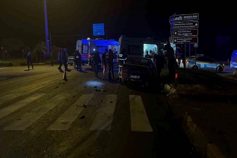 Zonguldak’ta trafik ışıklarında meydana gelen kazada 3 kişi yaralandı. Kaza,