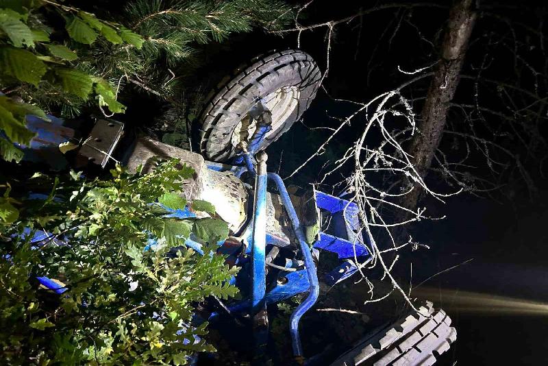 Kastamonu’nun Hanönü ilçesinde orman kesiminden dönen ailenin bulunduğu traktör, 20