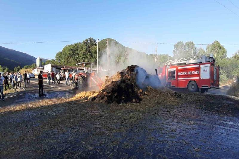 Bolu’nun Mudurnu ilçesinde seyir halindeki traktörün römork kısmında çıkan yangında,