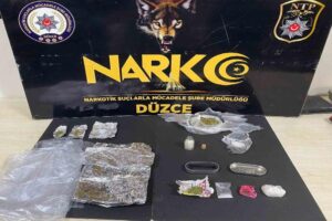 DÜZCE(İHA) – Düzce Cumhuriyet Başsavcılığınca yürütülen uyuşturucu satıcılarına yönelik iki