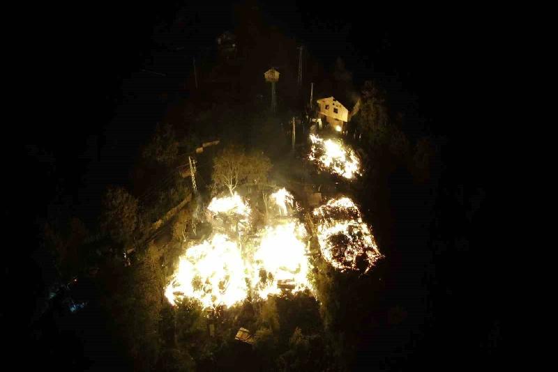 Kastamonu Valisi Avni Çakır, Pınarbaşı ilçesi Uzla Köyü’nde çıkan yangının