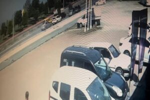 Zonguldak’ın Kozlu ilçesinde iki sürücünün yolun ortasında durup kavga etmesi