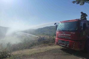 Zonguldak’ın Çaycuma ilçesinde çıkan örtü altı yangını, itfaiye ekiplerinin hızlı