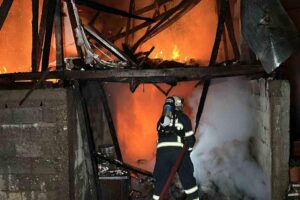 Düzce’de çıkan yangında 2 ev, 2 katlı samanlık ve ahır,