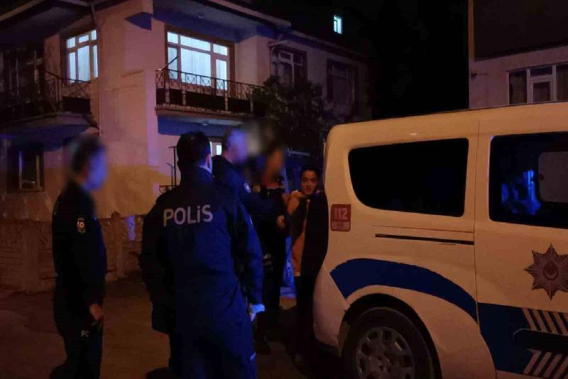 20 yaşındaki genç kız bıçakla yaralandı: 1 gözaltı Bolu’nun Sağlık Mahallesi’nde evinde bilinmeyen bir nedenle bıçakla yaralanan 20