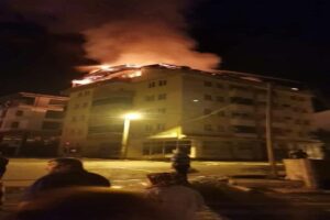 Düzce(İHA) – Düzce’nin Yığılca ilçesinde çıkan yangında 5 katlı binanın