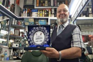 Karabük’te çırak olarak başladığı berberlik mesleğinde 54 yılı geride bırakan