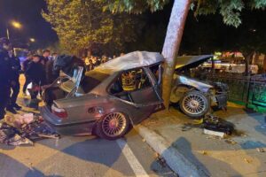 Kastamonu’da sürücüsünün direksiyon hakimiyetini kaybettiği otomobil, kaldırımdaki ağaca çarparak ikiye