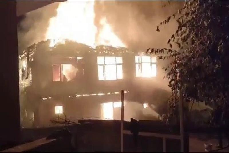 Zonguldak’ın Alaplı ilçesinde ahşap binada çıkan yangın korkuya neden oldu.