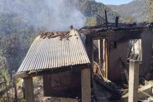 Kastamonu’nun Cide ilçesinde alevlere teslim olan ev kullanılmaz hale geldi.