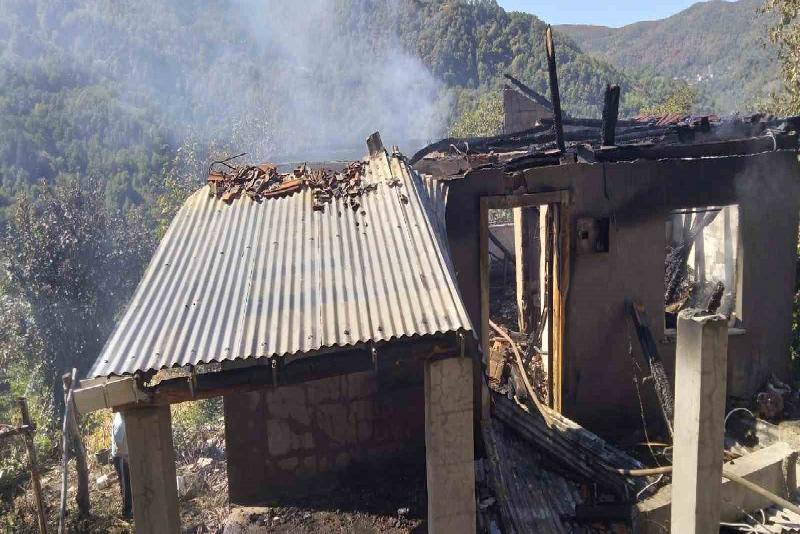 Kastamonu’nun Cide ilçesinde alevlere teslim olan ev kullanılmaz hale geldi.