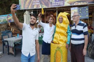 Karabük’ün Safranbolu ilçesindeki dinlenme tesisinin yanında 10 yıldır mısır satışı