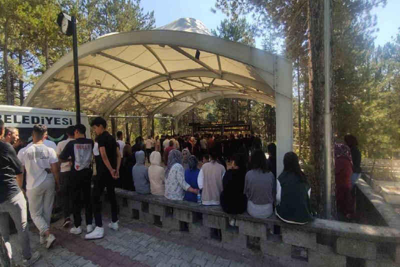 Balkondan düşerek ölen genç kızı okul arkadaşları gözyaşlarıyla uğurladı Kastamonu’nun Tosya ilçesinde evinin balkonundan düşmesi sonucu hayatını kaybeden genç