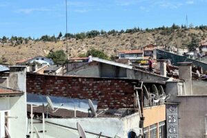 Kastamonu’da bir binanın çatısına çıkarak oyun oynayan çocuklar, ölüme davetiye