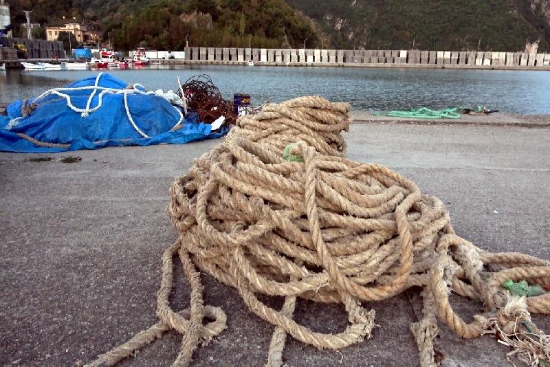 Deniz suyu sıcaklığı düşmeyince balıkçılar eli boş dönüyor Deniz suyu sıcaklığın halen düşmemesi nedeniyle bazı balıkçılar, avlanmaya bile